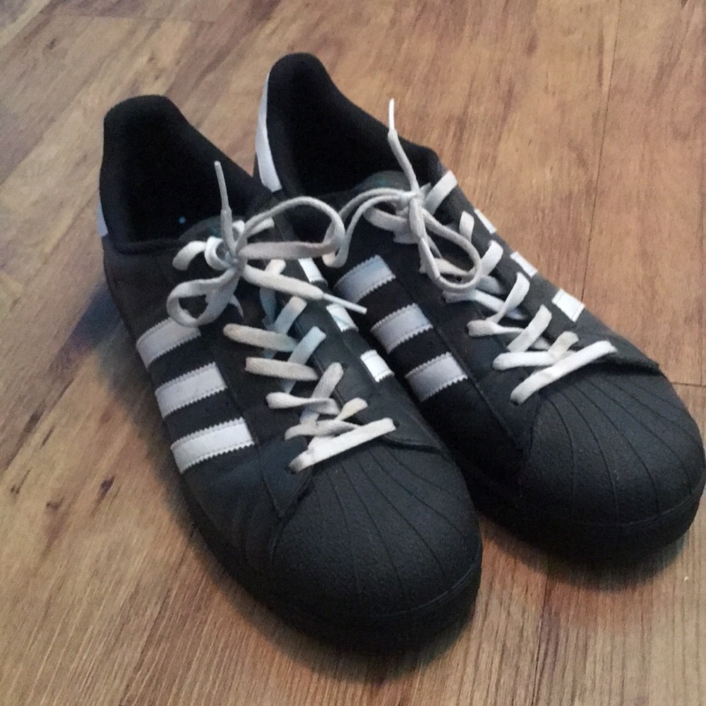 Black Adidas All-stars lowtop